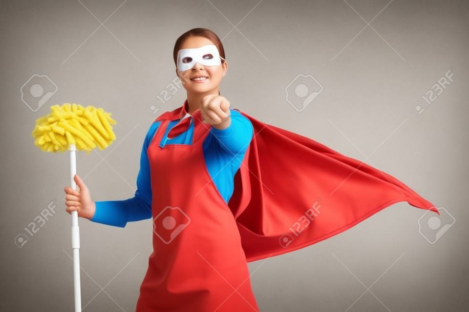 succès de la confiance femme au foyer de super-héros tenant une vadrouille pointant à la caméra demander un défi isolé sur fond blanc travaux ménagers et concept de ménage.