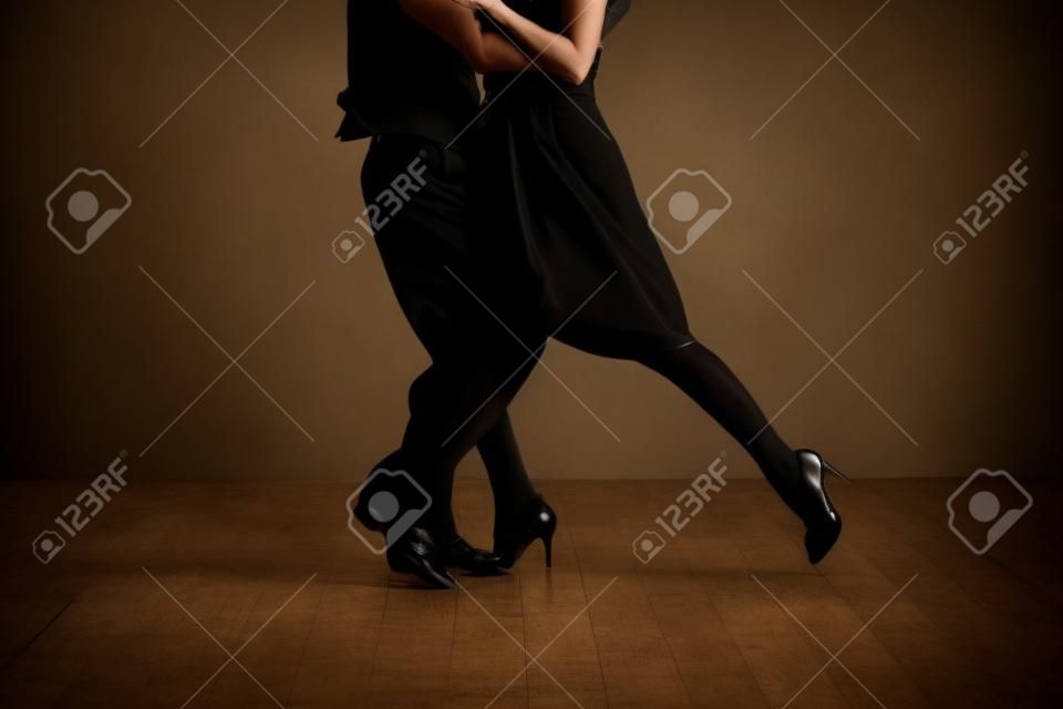 검은 드레스와 남자 댄스 탱고에서 젊은 예쁜 여자
