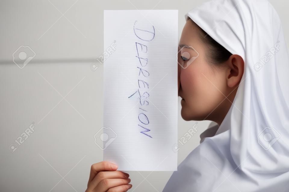 Femme fermer le visage avec une feuille de papier avec le mot Dépression