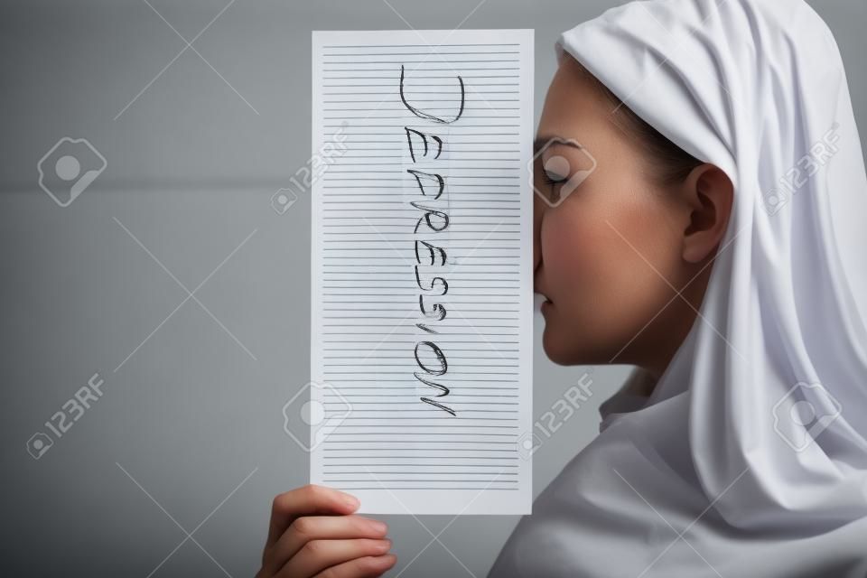 Femme fermer le visage avec une feuille de papier avec le mot Dépression