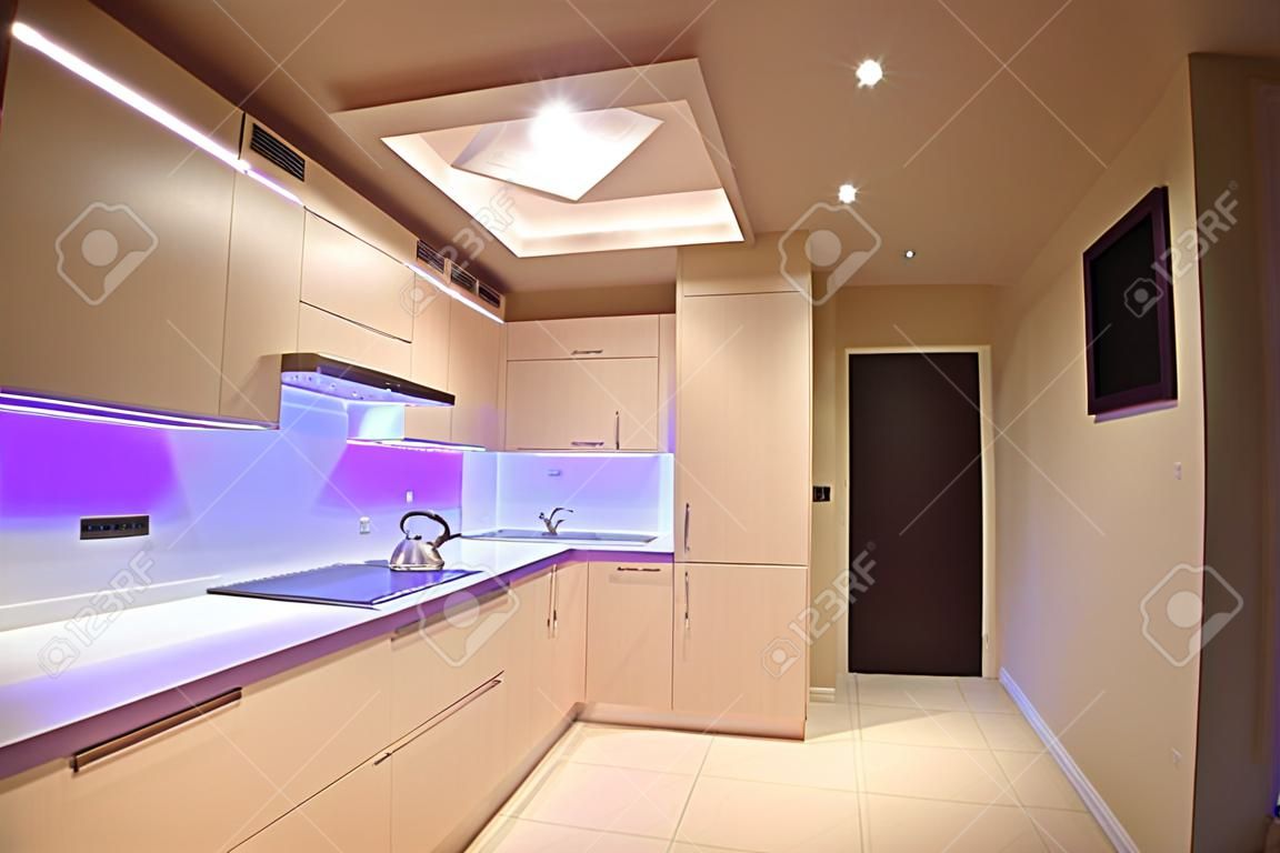 紫の LED 照明とモダンで豪華なキッチン