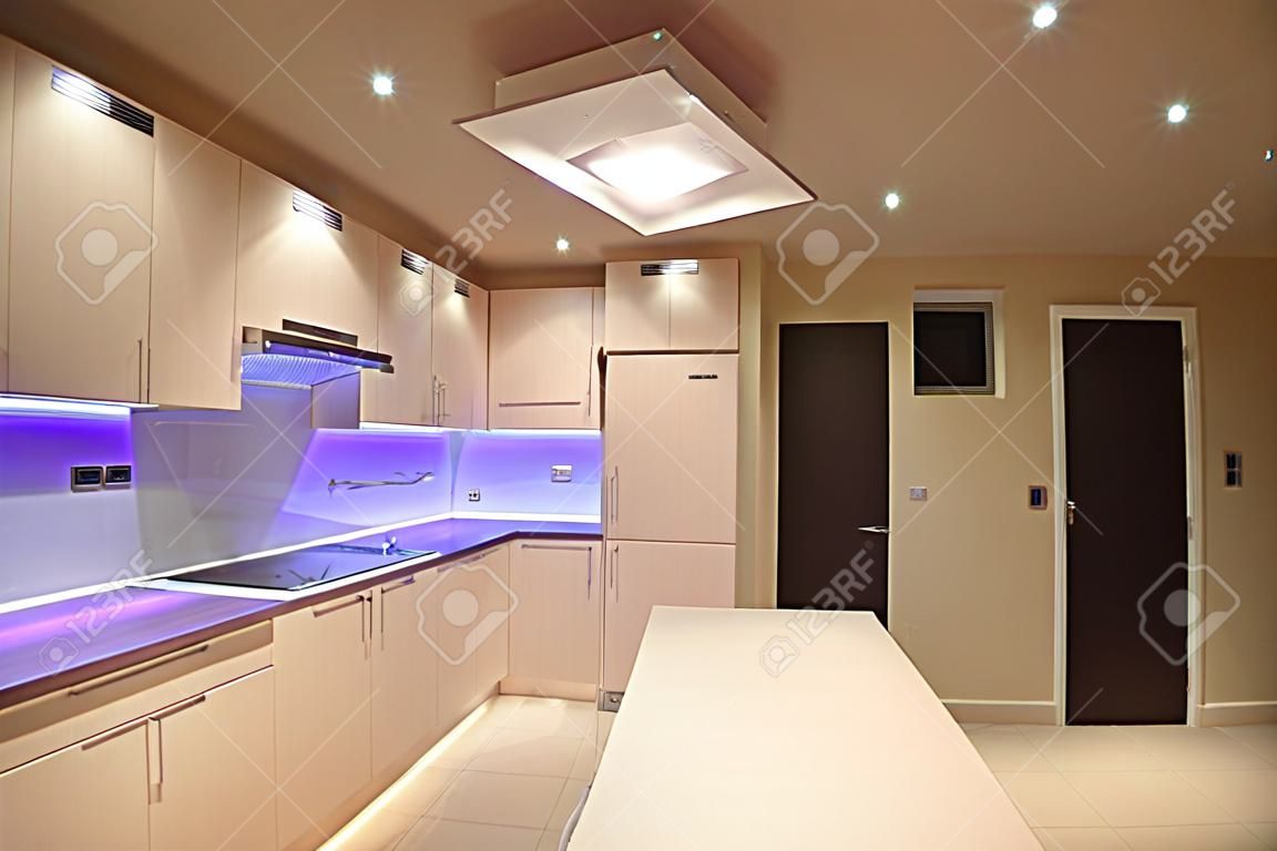 現代的廚房用紫色LED照明