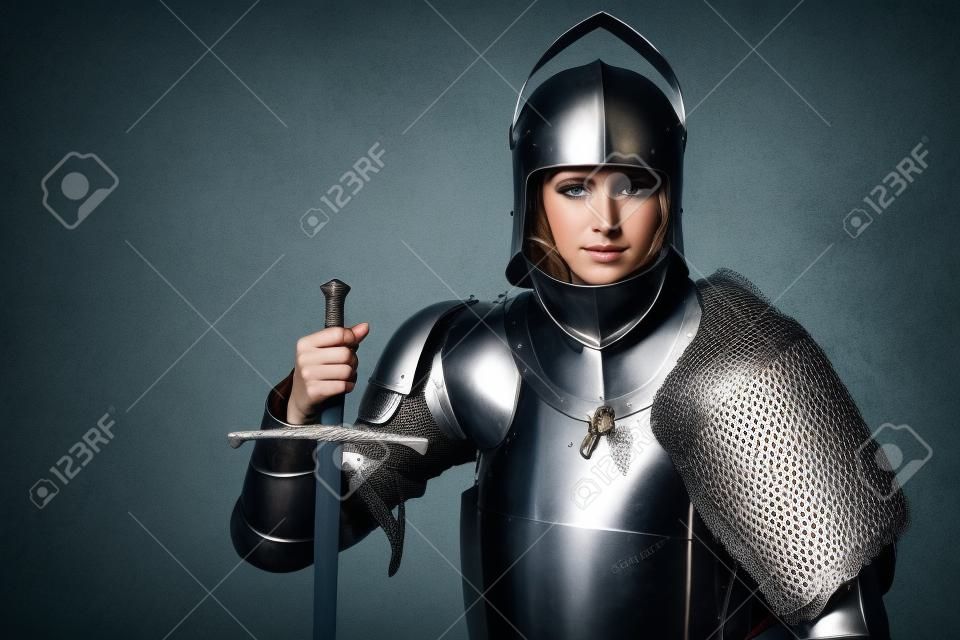 Retrato de un caballero medieval femenino en armadura sobre fondo gris.