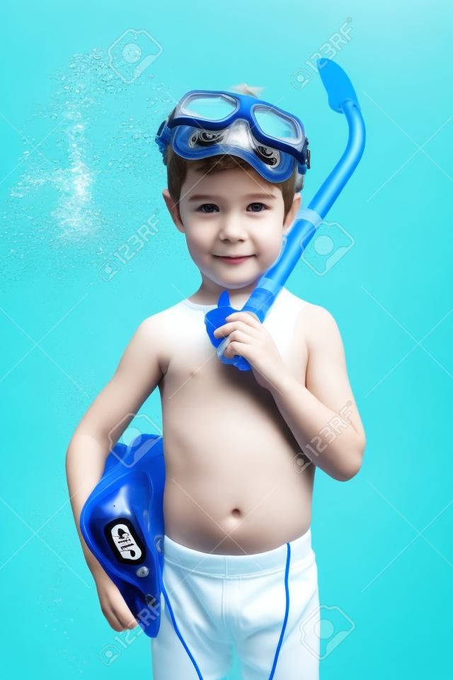 Niño pequeño en la máscara de buceo y snorkel. Aislado en blanco.