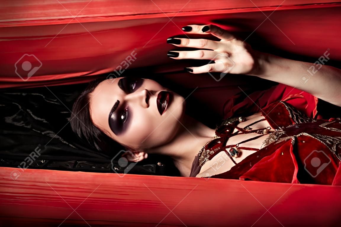 Blutrünstige weiblicher Vampir steigt aus dem Sarg in der Nacht Friedhof.