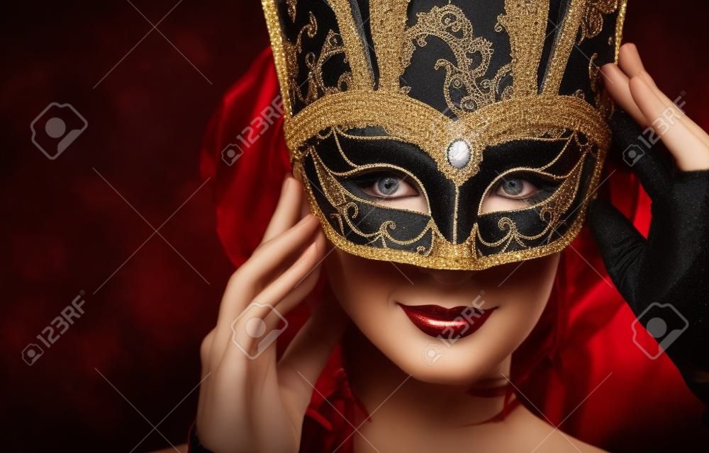 Belle jeune femme dans le masque de carnaval. Masquerade. Fond sombre.