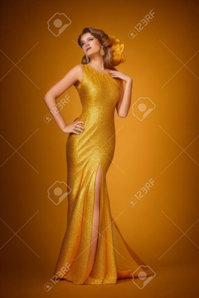 Fashion shot van een prachtige vrouw in luxe gouden jurk. Volledige lengte portret.