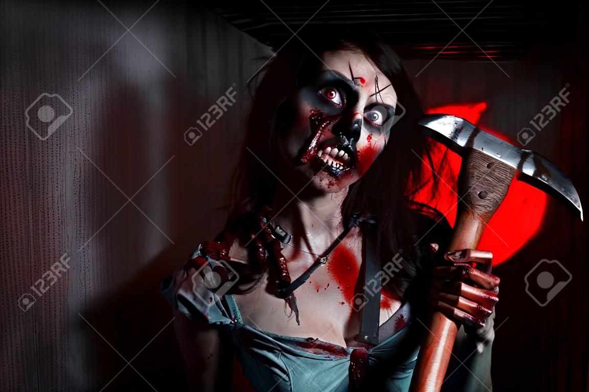 Straszny Krwawa zombie dziewczyna z siekierą. Halloween.