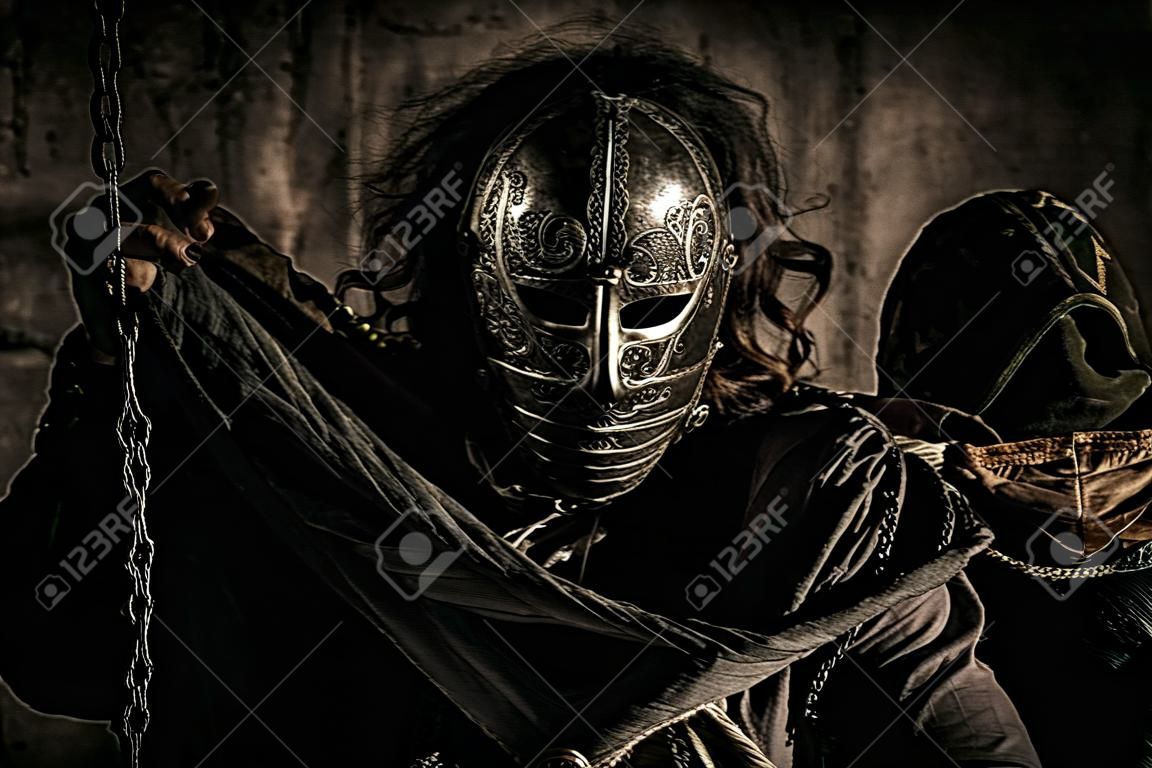 Ritratto di un uomo misterioso in maschera di ferro. Steampunk. Fantasy. Halloween.