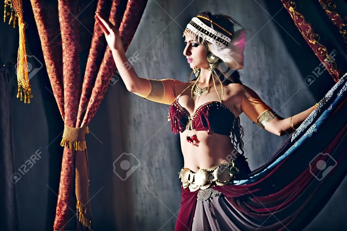 Bela dançarina tradicional feminina. Dança étnica. Dança do ventre. Dança tribal.