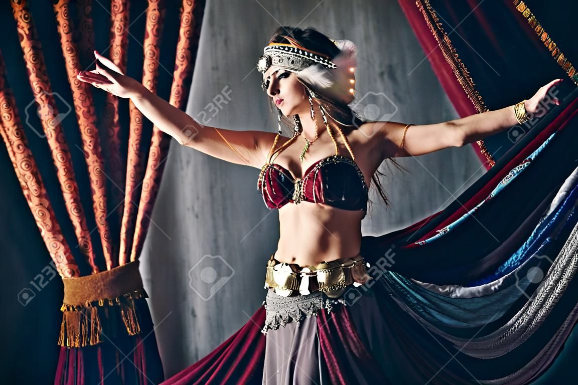 美麗的傳統女舞者。民族舞蹈。肚皮舞。部落舞蹈。