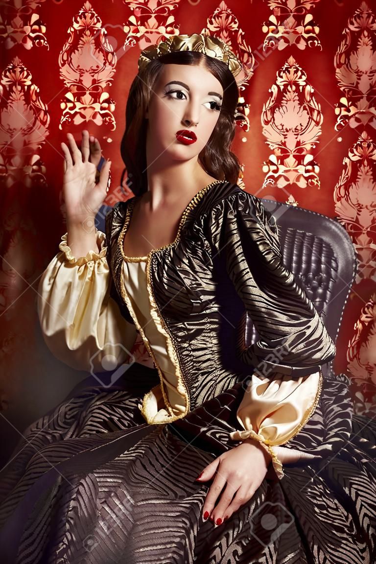 Bela jovem senhora no vestido caro exuberante posando sobre fundo vintage. Renascimento. Barocco. Moda.