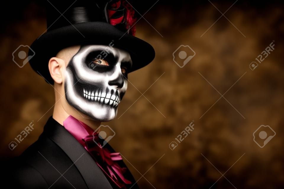 Close-up ritratto di un uomo con un trucco cranio vestito in un cappotto di coda e un top-cappello. Barone Sabato. Barone Samedi. Dia de los muertos. Giorno della morte. Halloween.