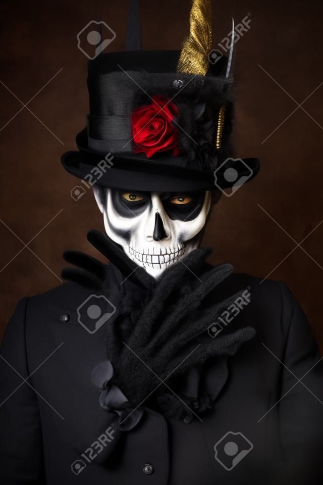 Close-up portret van een man met een schedel make-up gekleed in een staart-jas en een top-hat. Baron zaterdag. Baron Samedi. Dia de los muertos. Day of The Dead. Halloween.