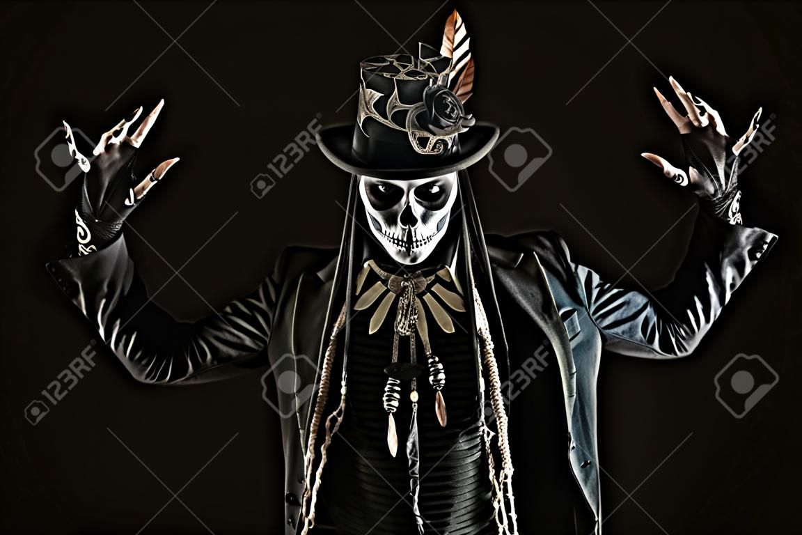 Een man met een schedel make-up gekleed in een staart-jas en een top-hat. Baron zaterdag. Baron Samedi. Dia de los muertos. Day of The Dead. Halloween.