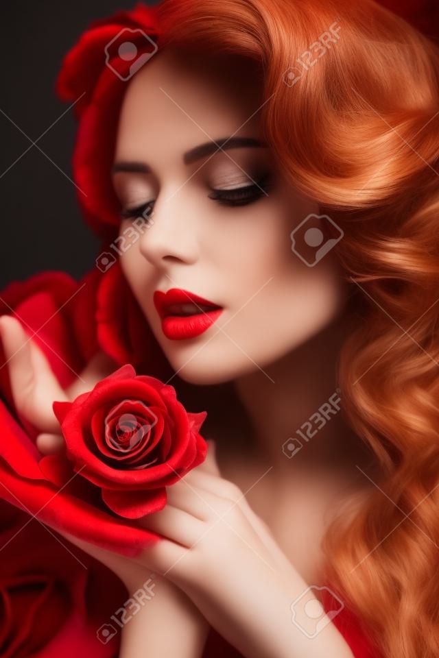 빨간 장미와 함께 사랑스러운 신비한 소녀의 클로즈업 초상화. 미용, 화장품.