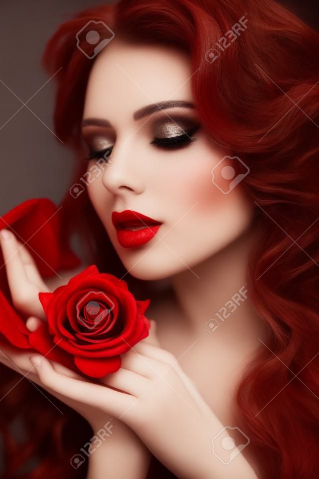 빨간 장미와 함께 사랑스러운 신비한 소녀의 클로즈업 초상화. 미용, 화장품.