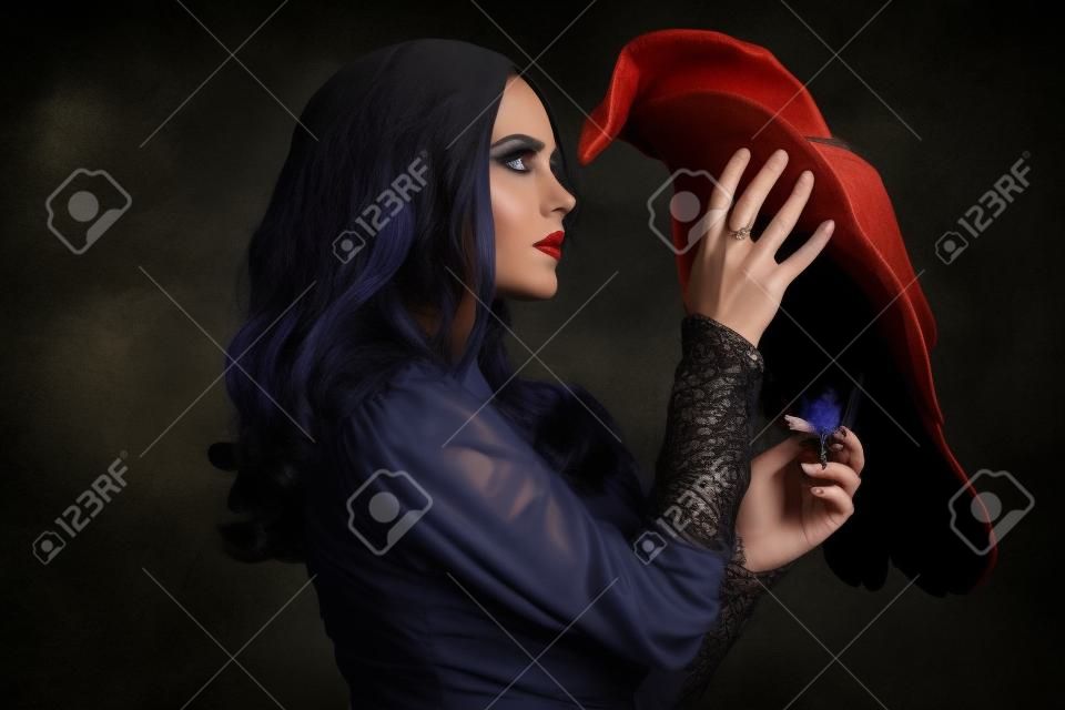 Une sorcière en chapeau et robe avec un corbeau. Halloween. Fête.