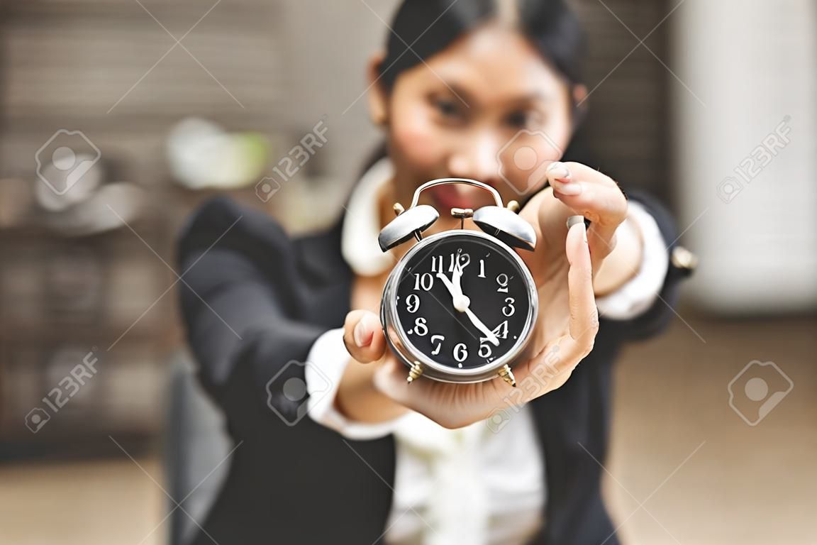 빈티지 알람 시계, 비즈니스 시간 개념을 들고 아시아 비즈니스 우먼