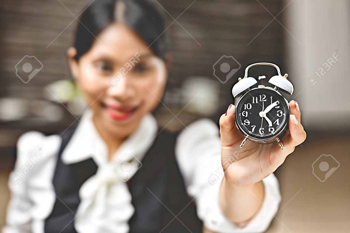 빈티지 알람 시계, 비즈니스 시간 개념을 들고 아시아 비즈니스 우먼