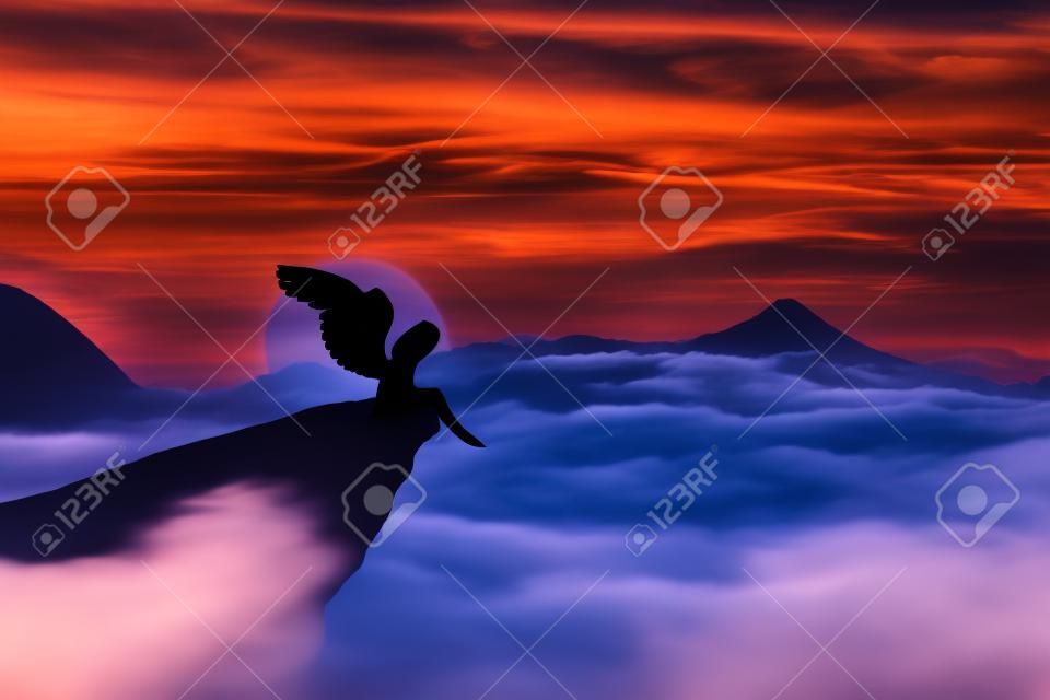 Bir cennet günbatımı karşı bir uçurumun üzerinde duran uzun kanatlı bir yalnız düşmüş melek siluet. dağlarda bulutların üzerinde alacakaranlık gökyüzü. Cennet manzara sahne ekran koruyucu