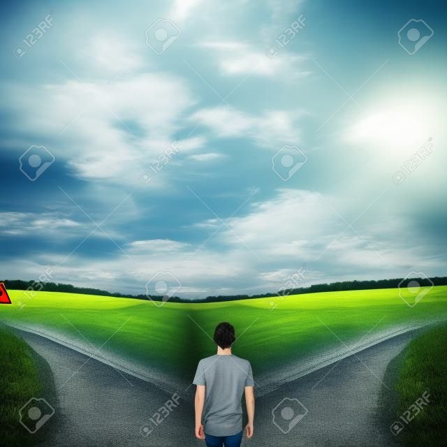 올바른 길을 선택하는 두 개의 도로 앞에서 남자와 창조적 인 개념