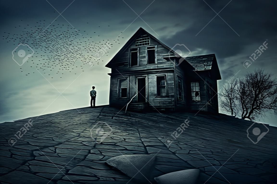 Un jeune homme se tient au coin d'une maison ravagée, regardant loin pour quelqu'un. Une maison fantôme et désolée avec un terrain sec et un arbre.