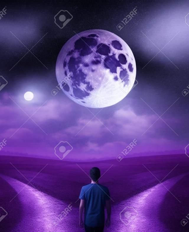 満月を追う人がいるシュールな紫色の世界は、交差点の前に到着し、左または右の正しい方法を選択する必要があります。決定的な選択の概念、2つの方向の分割経路