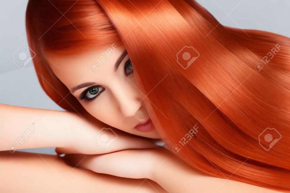 Portret van mooie vrouw met glad glanzend lang haar