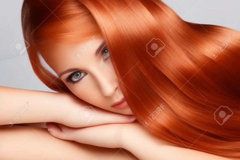 Retrato de la mujer hermosa con el pelo largo del lustre suave