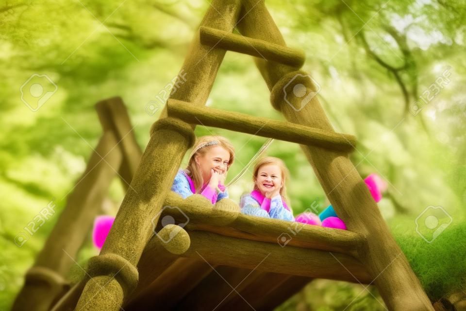 Matka i córka bawią się w leśnym parku