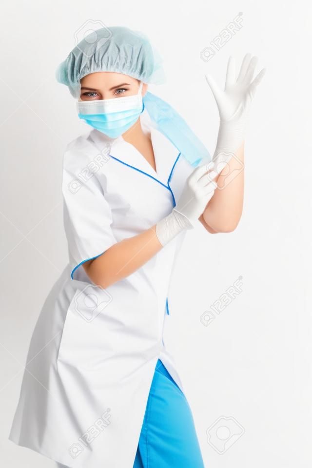 MÅ‚oda pielÄ™gniarka medycznych rÄ™kawiczek i maski szpitala na biaÅ‚ym background.nurse, dziewczyna, rÄ™kawice, maska, biaÅ‚e tÅ‚o
