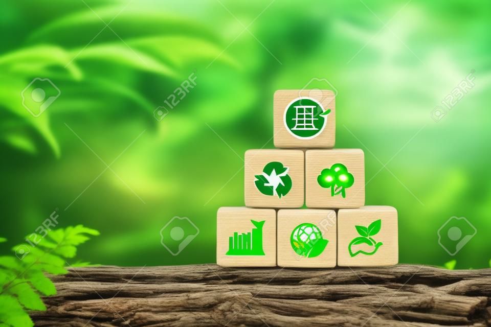Neutralna pod względem emisji dwutlenku węgla i zerowa koncepcja środowiska naturalnego neutralna dla klimatu długoterminowa strategia emisji gazów cieplarnianych ma na celu drewniany klocek z zieloną ikoną i przyrodą.