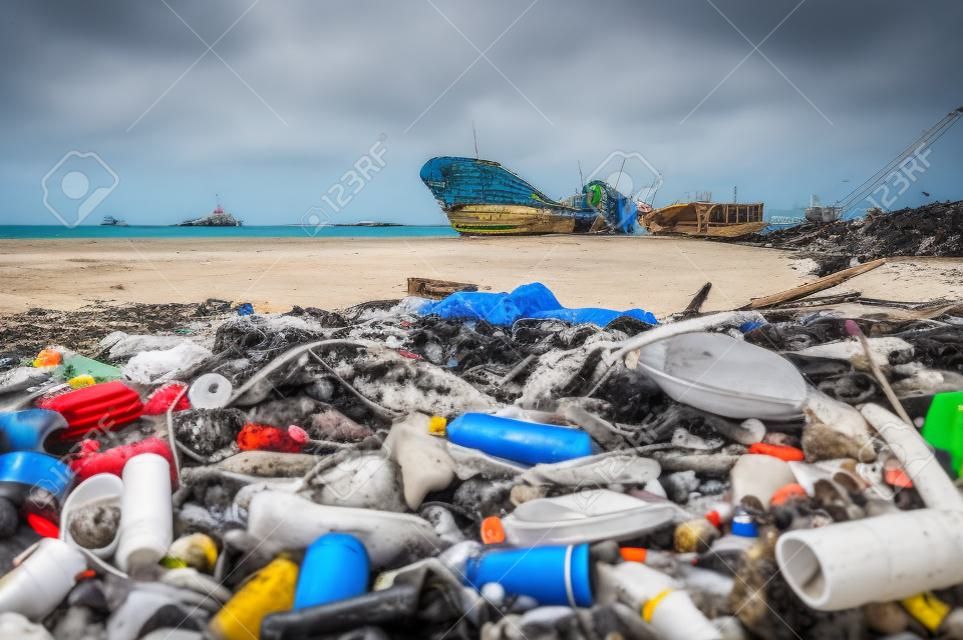 COLON, PANAMÁ - 15 DE ABRIL DE 2015: Lavado de residuos y contaminación a orillas de la playa en la ciudad de Colón en Panamá