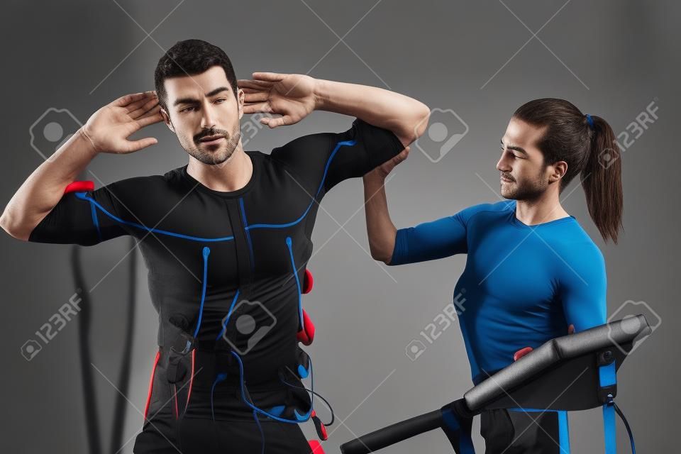 homme tronc exercice torsion et à la flexion avec retroussées, avec ems stimulation