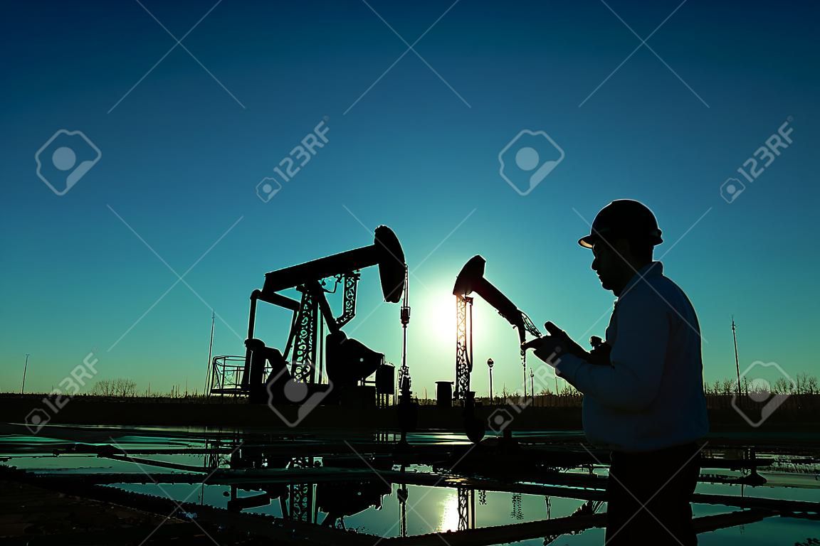 Pól naftowych pracowników naftowych w pracy
