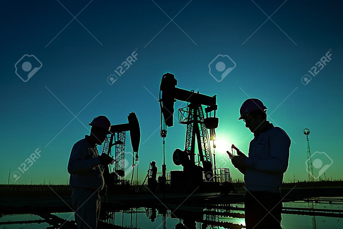 Olieveld-oliearbeiders aan het werk