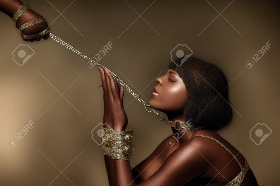 bella mujer en el papel de un esclavo con una correa