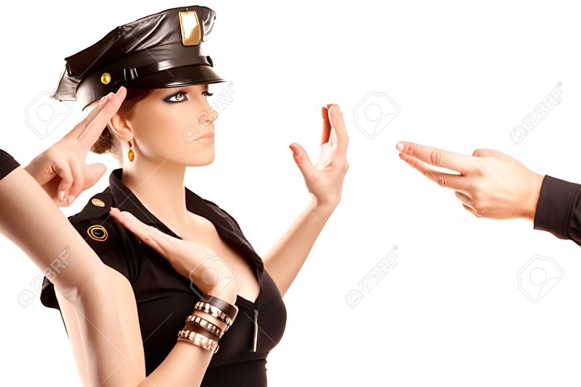mooie politie vrouw met handen omhoog gebaar