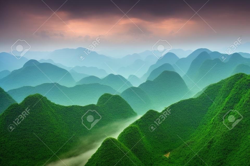A cena mágica das montanhas se assemelha à mensagem sucessiva de que estão cobertas com camadas de vegetação verde exuberante ao amanhecer no distrito de Bac Son, província de Lang Son, Vietnã.