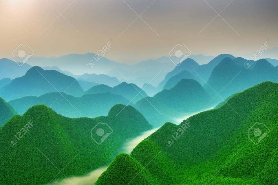 A cena mágica das montanhas se assemelha à mensagem sucessiva de que estão cobertas com camadas de vegetação verde exuberante ao amanhecer no distrito de Bac Son, província de Lang Son, Vietnã.