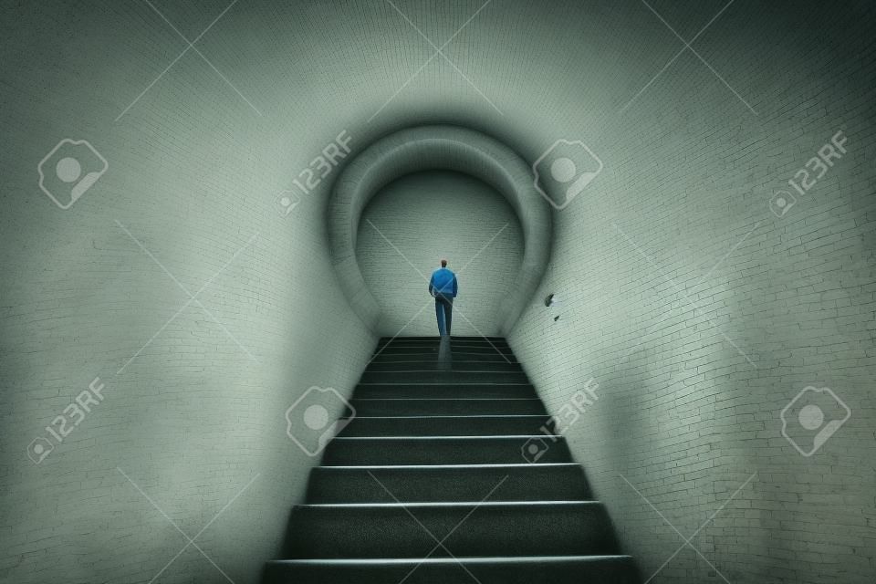 階段の上の男
