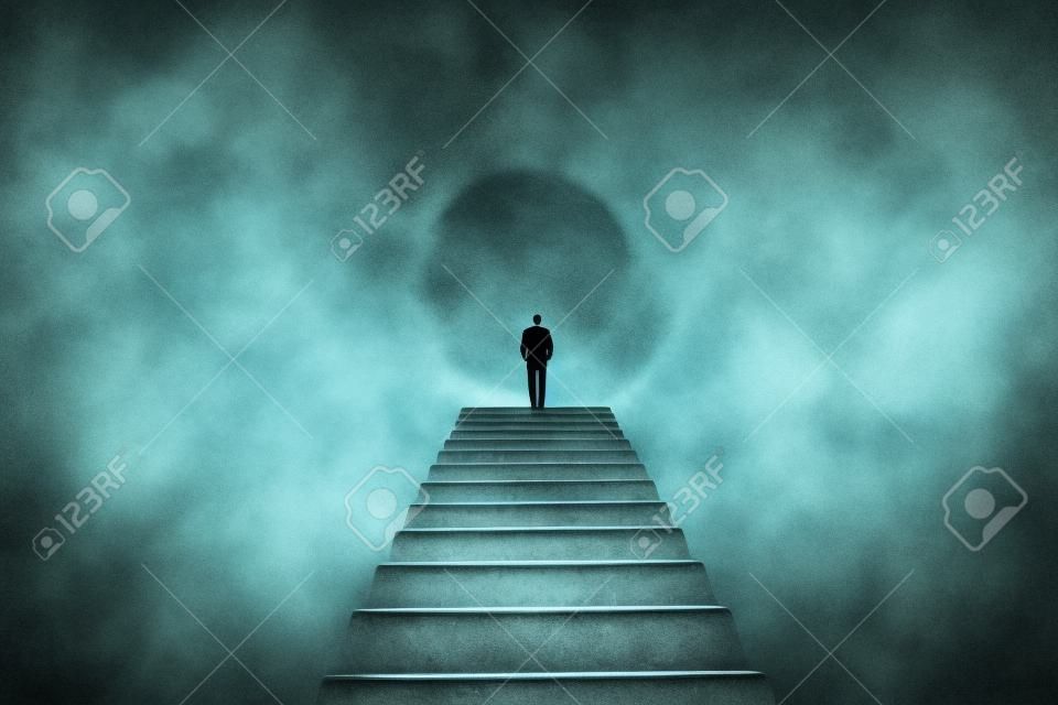 Hombre en lo alto de las escaleras
