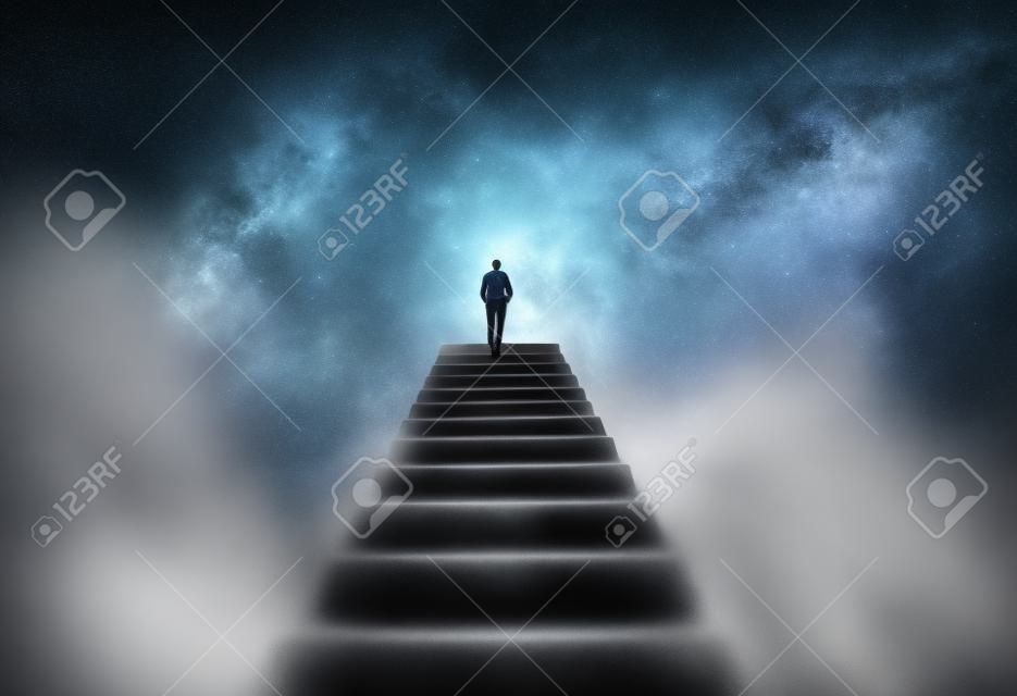 Homem no topo do universo da frente de escada