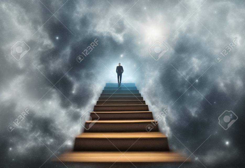 계단 앞 우주 꼭대기에 있는 남자