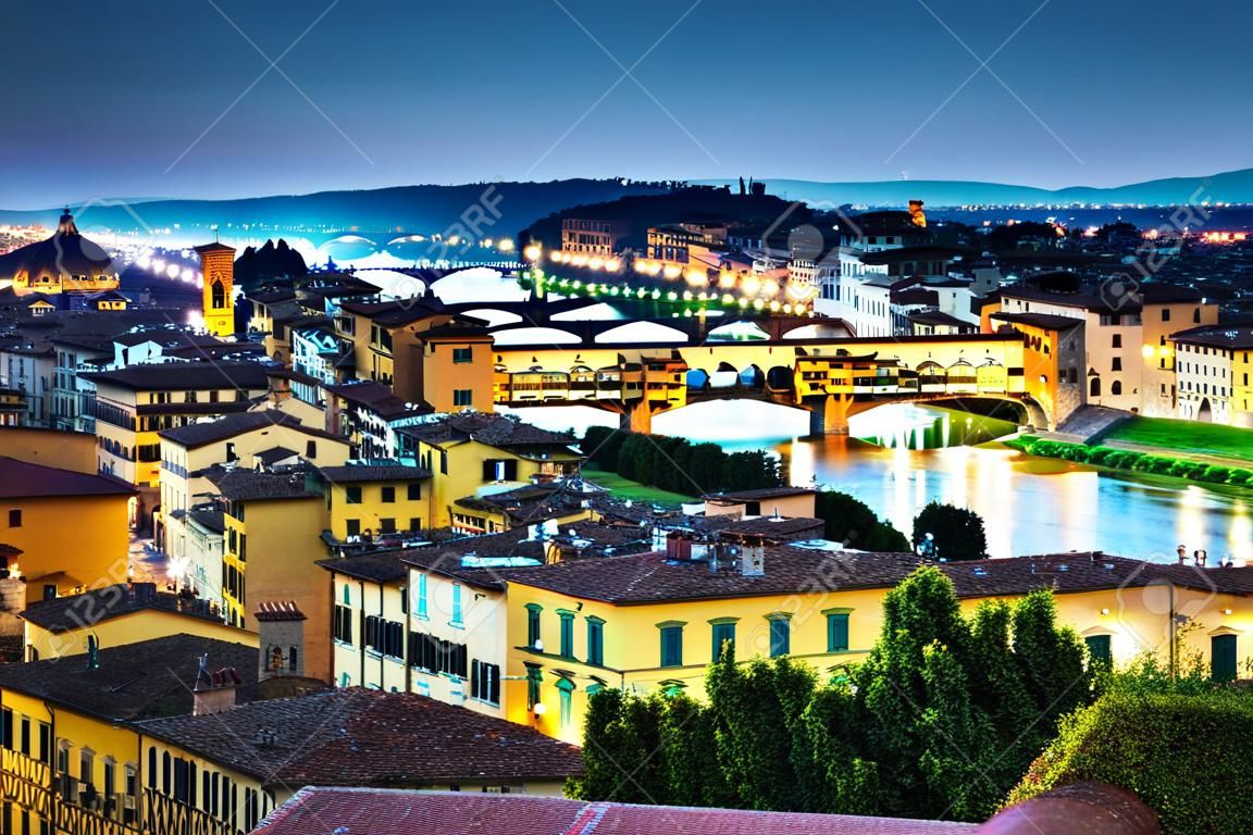 Florenz, Ponte Vecchio Bogenbrücke in der Dämmerung von der Piazzale Michelangelo Toskana, Italien