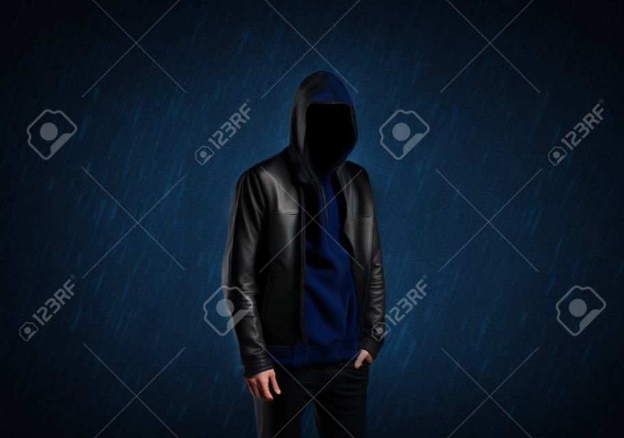Egy arctalan titokzatos férfi kapucnis és bőrkabát állt a sötétben jól látható alakot koncepció