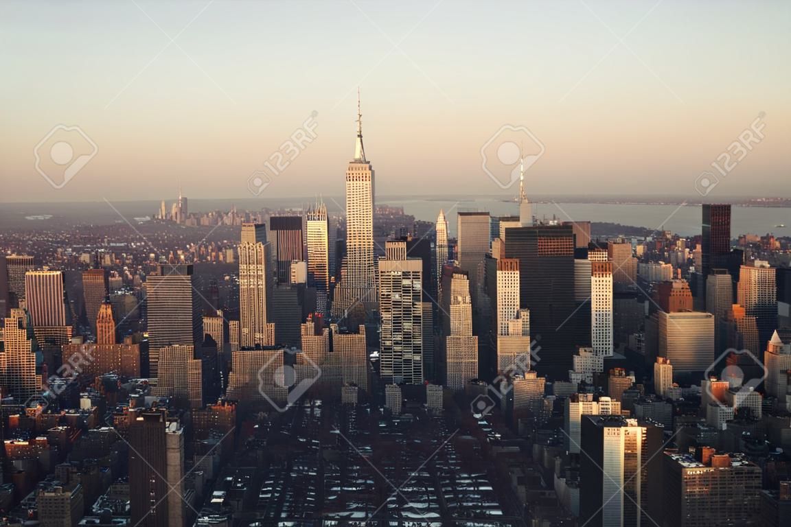 뉴욕 시의 도시 고층 건물이 있는 맨해튼 미드타운 일몰 옥상 전망