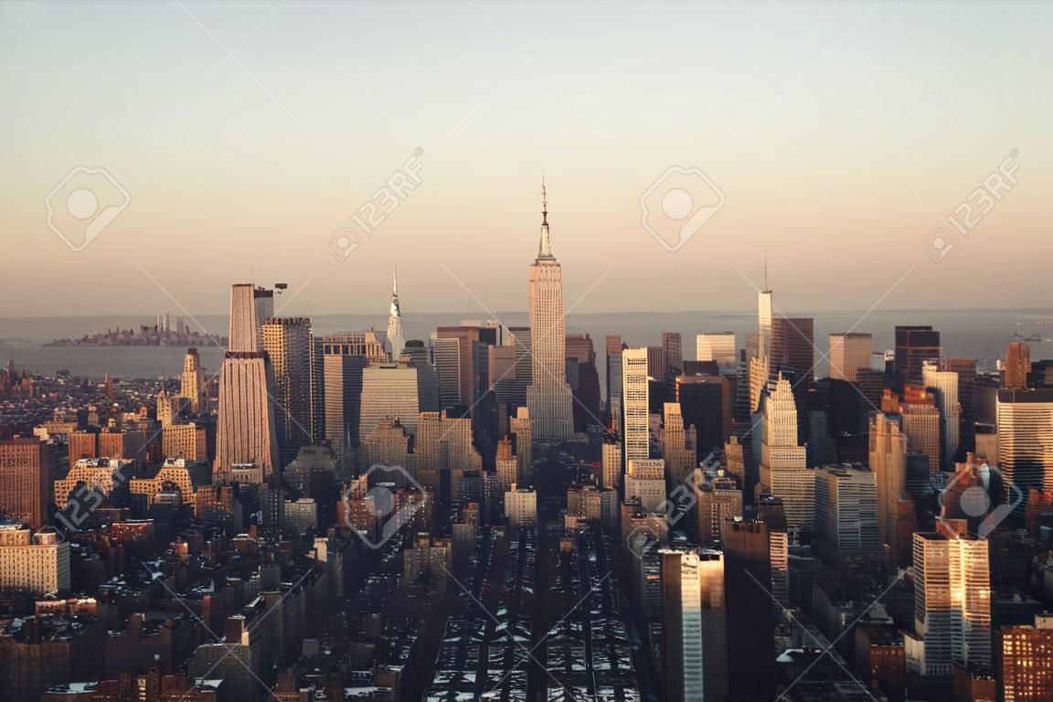 Vista do terraço do pôr do sol de Manhattan com arranha-céus urbanos em Nova York