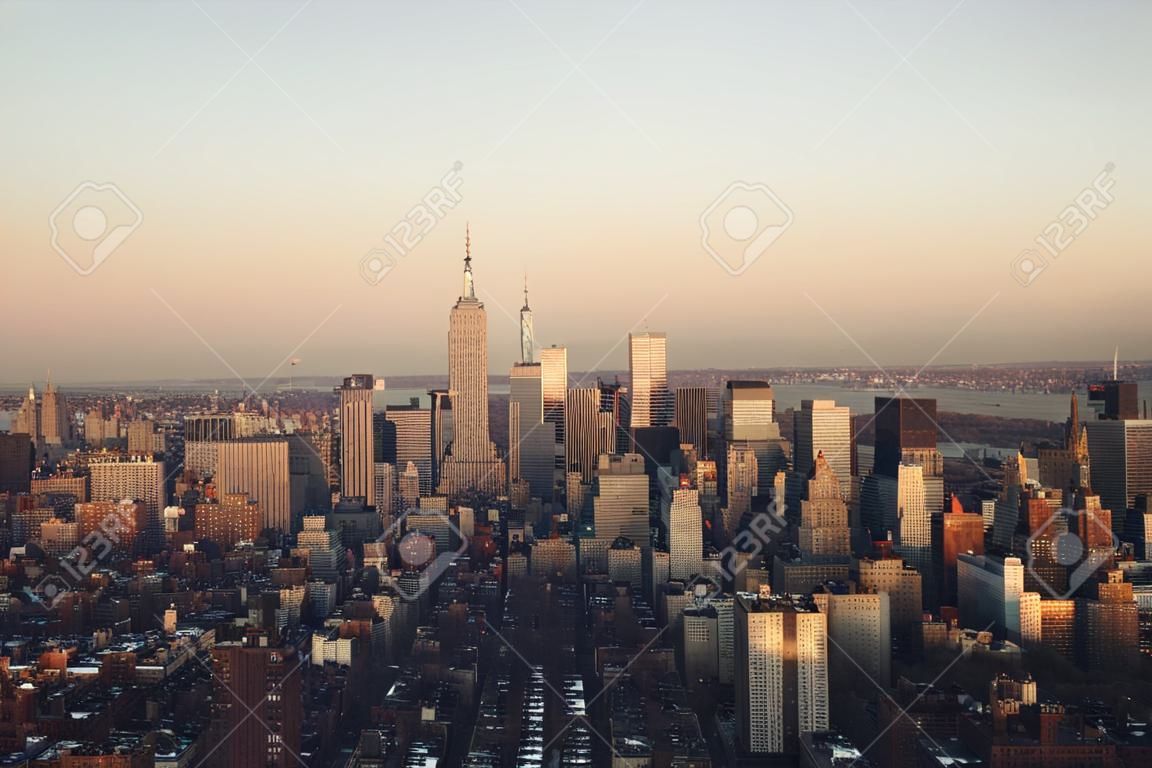 Manhattan midtown zonsondergang dak uitzicht met stedelijke wolkenkrabbers in New York City